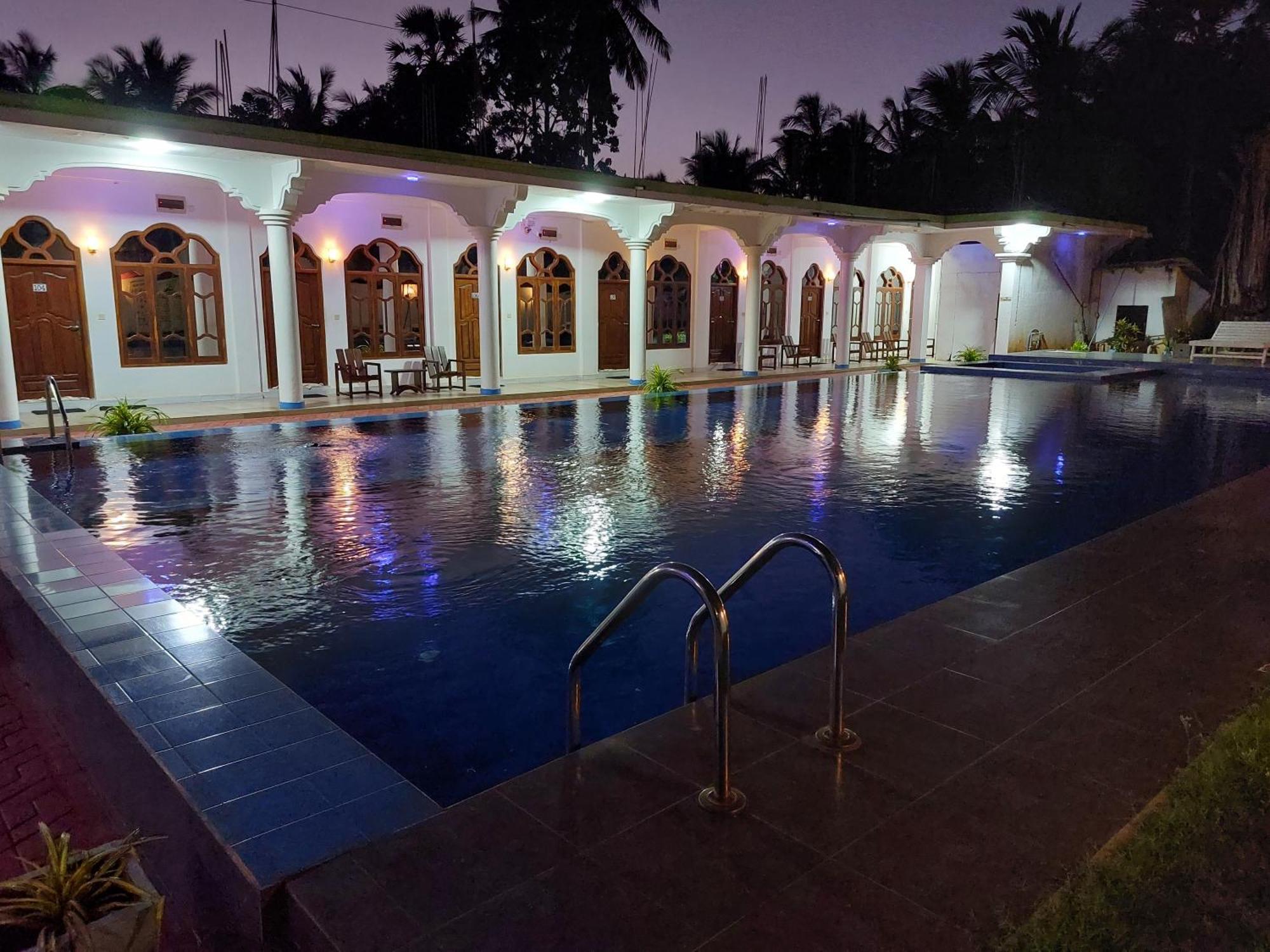 Mrd Beach Hotel Trincomalee Buitenkant foto