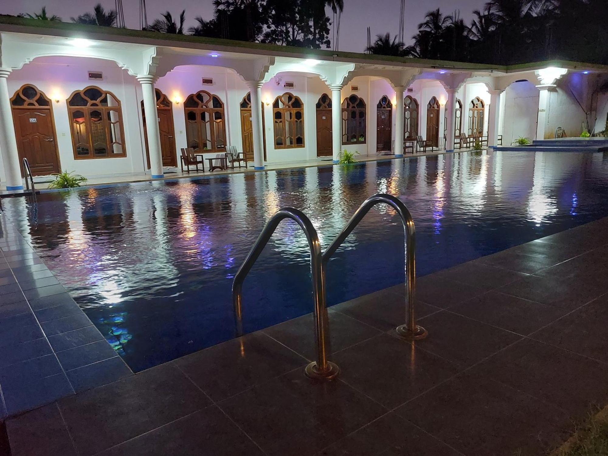 Mrd Beach Hotel Trincomalee Buitenkant foto